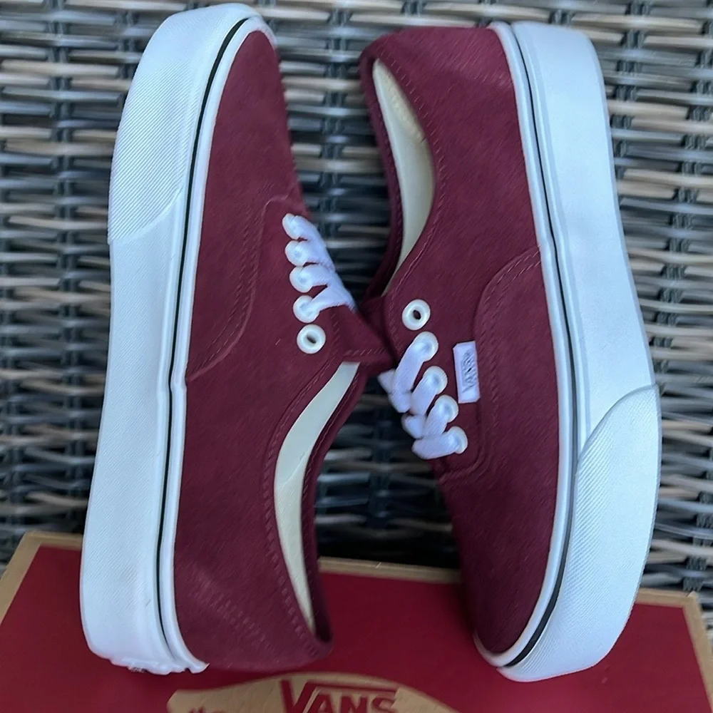 Vans WMNS Authentic Platfor
(Suede) Port Royale/True
VN0ARAVRJNR Platforms - Picture 6 of 16